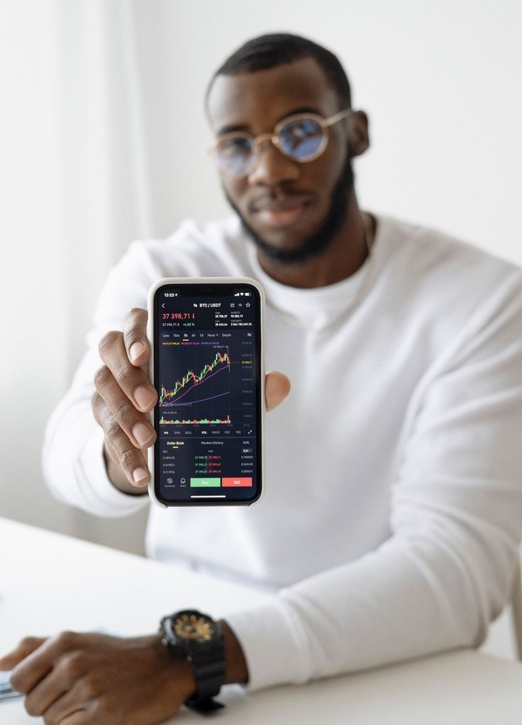 Investisseur consultant les marchés financiers sur son téléphone